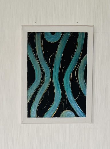 Glänzende Rillen Abstraktes Kunstwerk mit geschwungenen blauen Linien auf schwarzem Hintergrund.