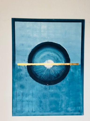 Fokus Abstrakte Kunst mit einem blauen Hintergrund und einem goldenen horizontalen Streifen.