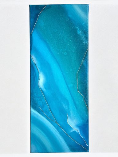 Blaue Serie #flow Abstrakte Darstellung in Blau- und Türkistönen mit goldenen Akzenten.