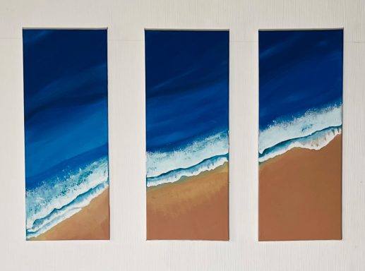 Auszeit Drei senkrechte Gemälde eines Strandes mit blauem Himmel und Wellen am Sand.