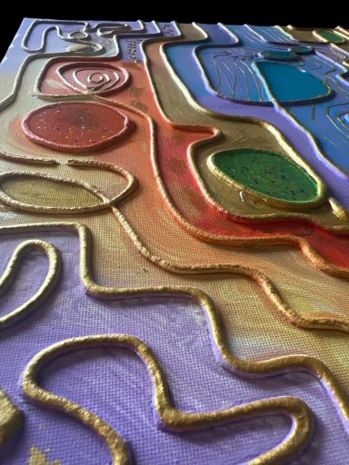 Labyrinth Details Abstrakte, farbige Muster mit erhabenen goldenen Linien und geometrischen Formen.